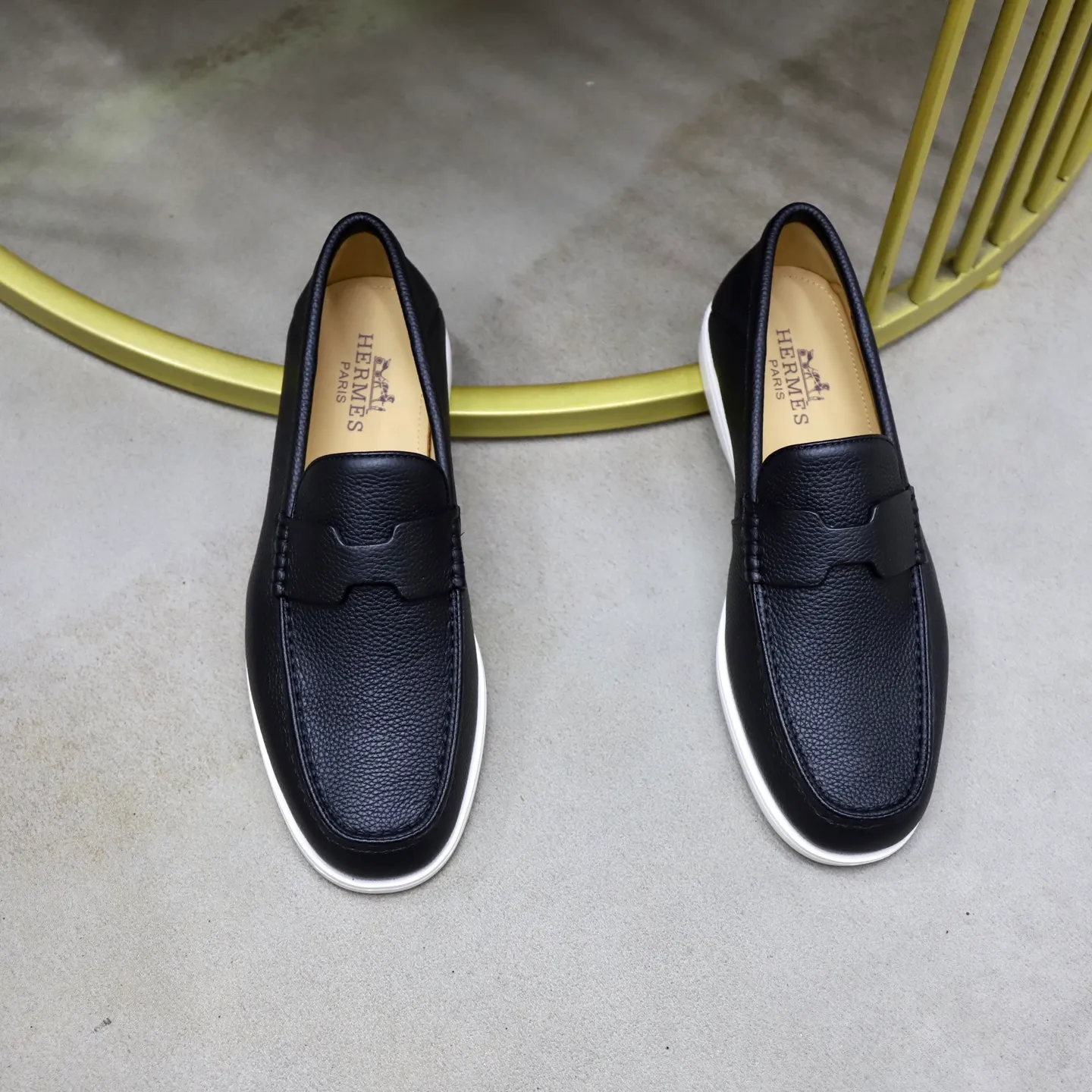 Ex-factory price: 560💰Hermès/Hermès slip-on men's shoes. This shoe is made of imported pebbled cowhide. It has simple and smooth lines and is combined with aerodynamically designed 3CM rubber foam ultra-light soles! Youthful and fashionable, classic H-shaped hardware buckle decoration, calf lining gently wraps the feet, with logo cowhide feet, casual and urban style, highlighting youthful vitality, sports and leisure version, super versatile, code number: 38-39-40-41-42-43-44 standard leather shoe size (45 can be customized but does not support returns)